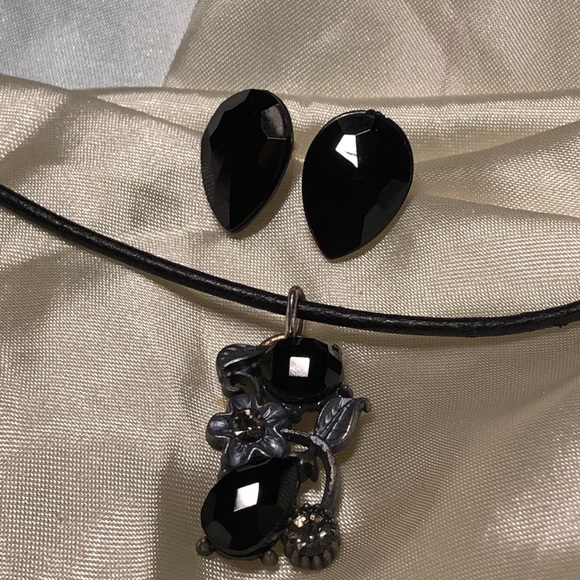 🆕Black pendant vintage look necklace & earrings - Picture 2 of 8